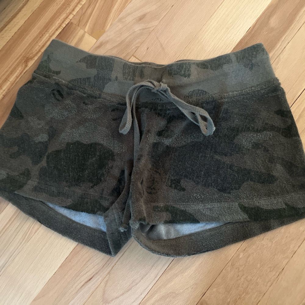 Hard tail shorts size adult small camo